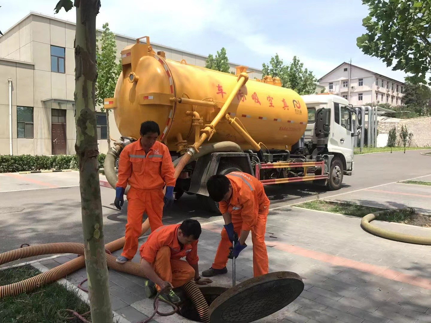 桐庐管道疏通车停在窨井附近