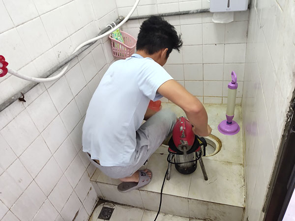 桐庐管道堵塞冒臭气 专业师傅现场解决问题